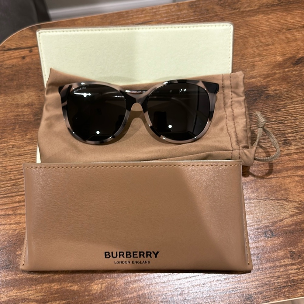 Burberry woman sunglasses